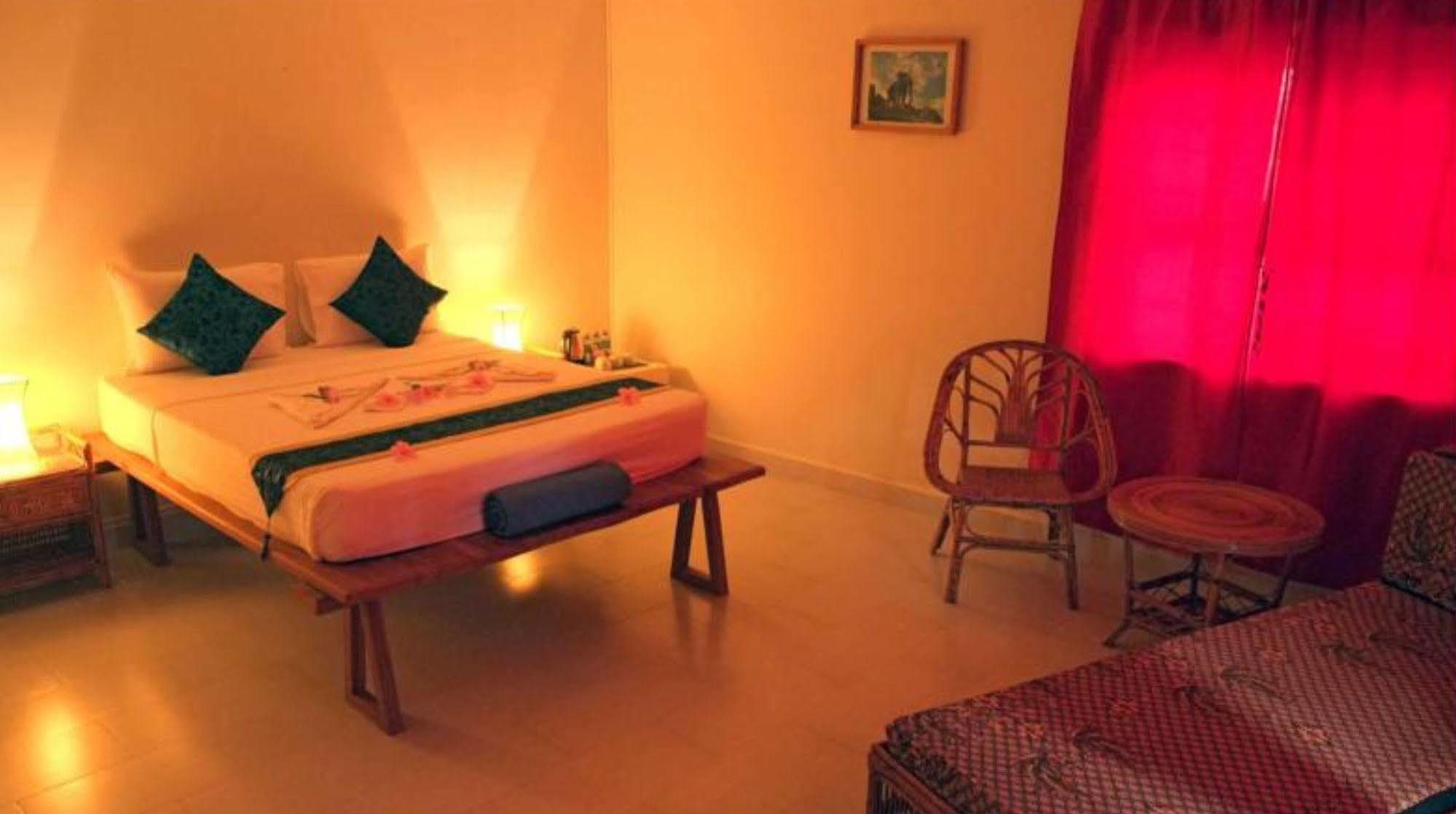 Отель The Moon Kampot Boutique Экстерьер фото