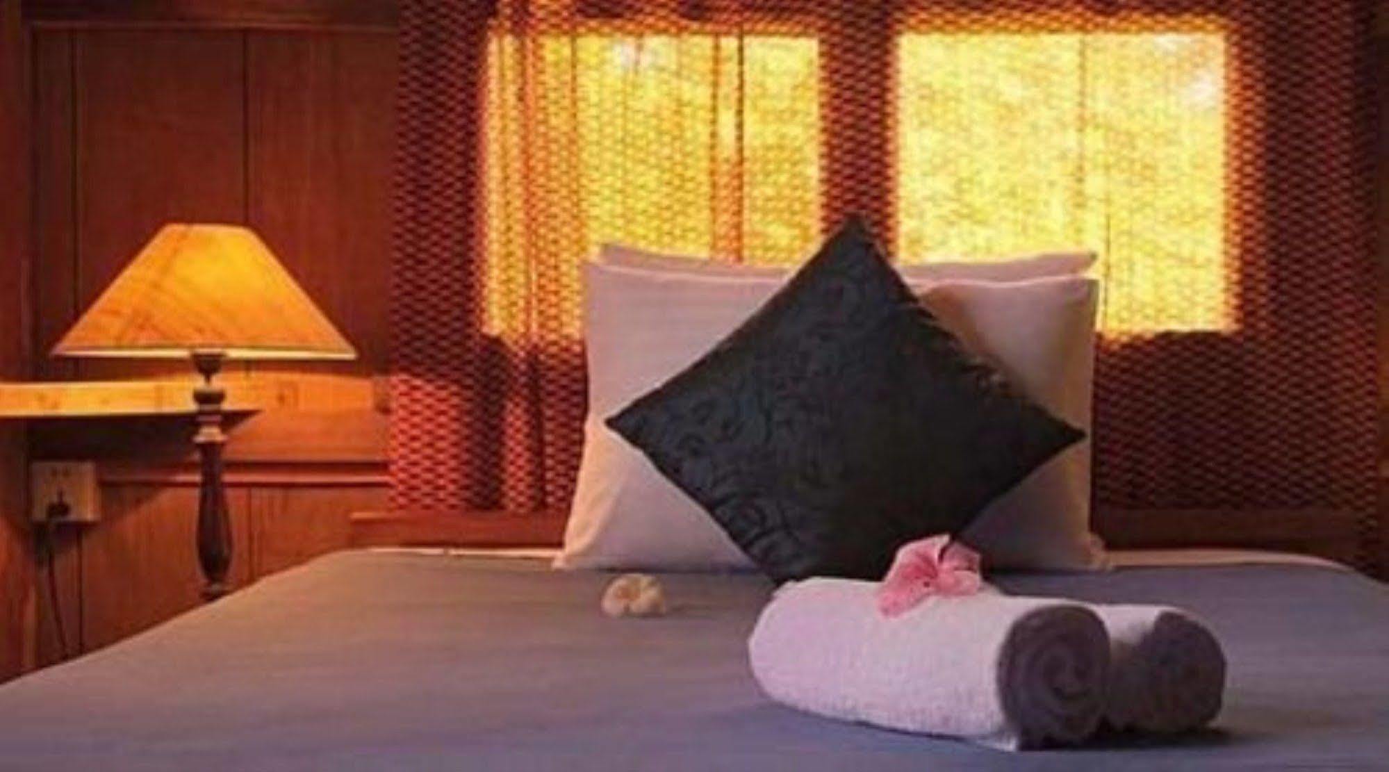 Отель The Moon Kampot Boutique Экстерьер фото
