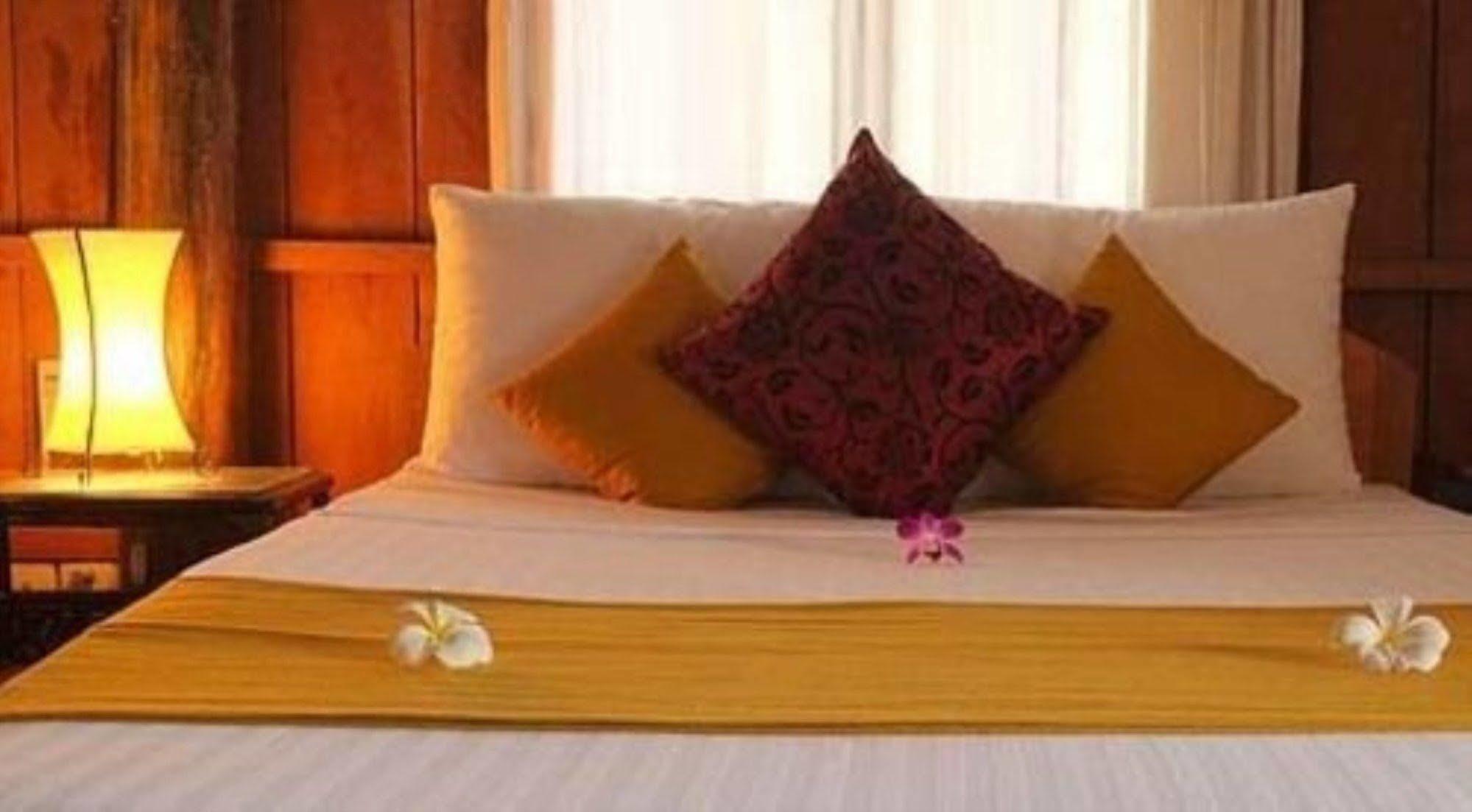 Отель The Moon Kampot Boutique Экстерьер фото