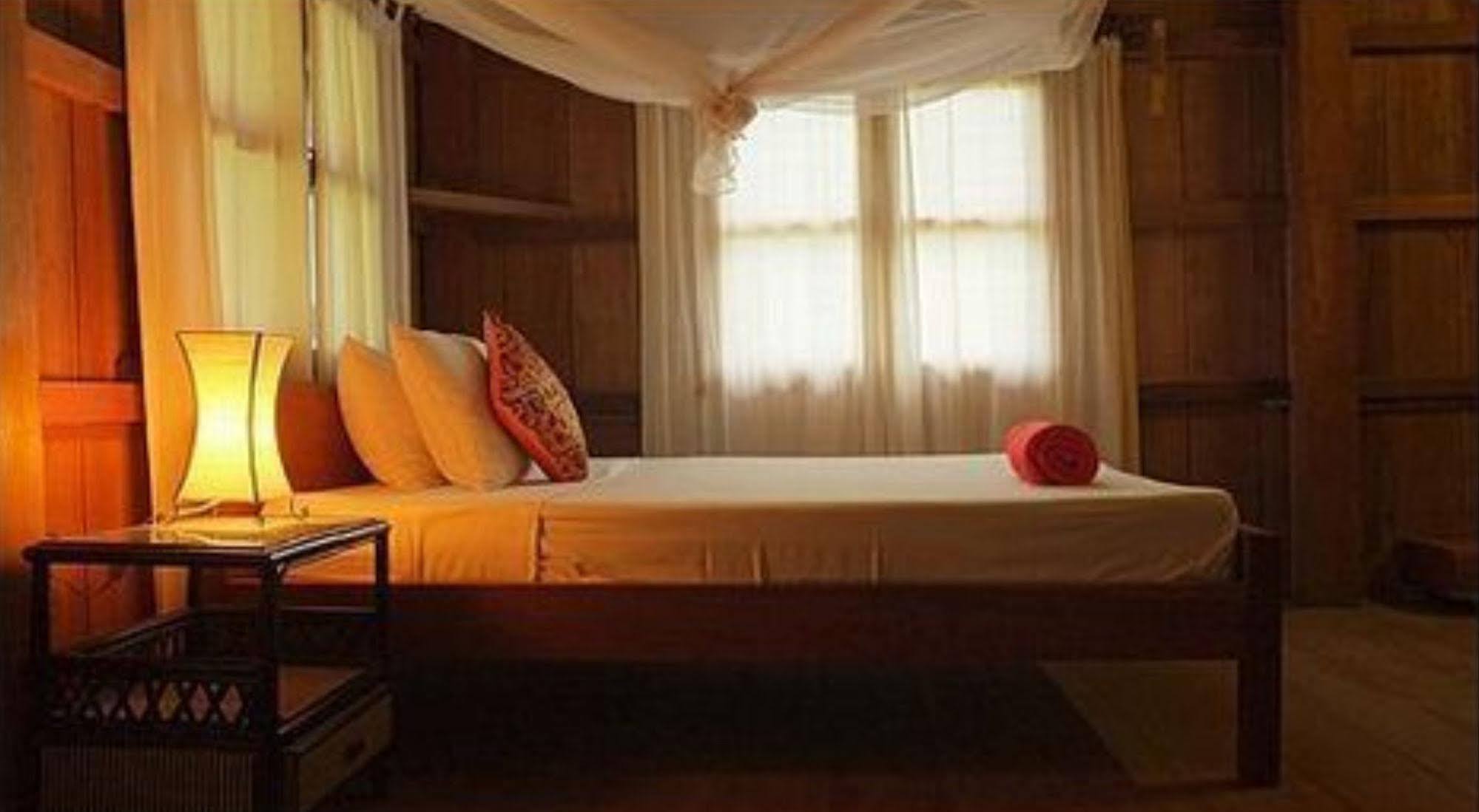 Отель The Moon Kampot Boutique Экстерьер фото