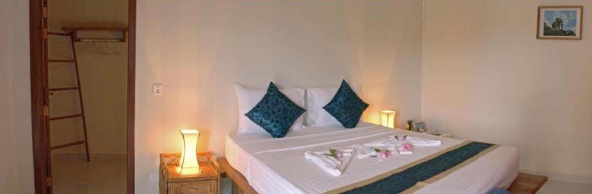 Отель The Moon Kampot Boutique Экстерьер фото